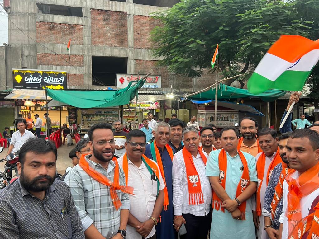 Jignesh98690096's tweet photo. આજરોજ લુણાવાડા ભાજપ નગર દ્વારા ચંદ્રયાન3 સફળતાપૂર્વક લેન્ડીંગ થવા બદલ લુણાવાડા ચોકડી ખાતે સર્વે ભારતીય જનતા પાર્ટી કાર્યકરો દ્વારા ફટાકડા ફોડી તેમજ મીઠાઈ ખવડાવી દેશની  નવી સિદ્ધિ ની ઉજવણી કરી https://t.co/YMVuq56WDH