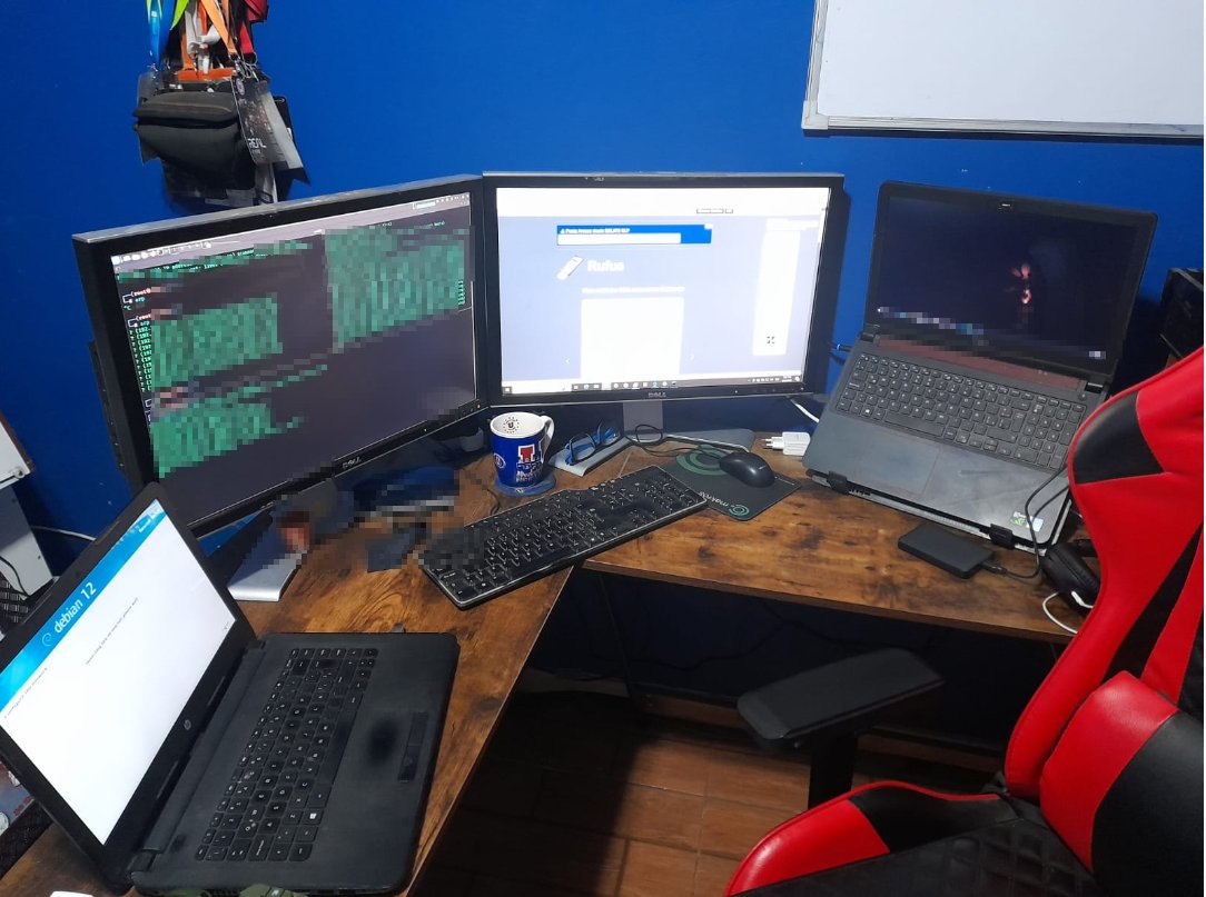 GardenerSantana's tweet image. Excelente día como hackear algo... :)
#keepHacking 

¿Que tal el &quot;setup&quot;? &amp;gt;: ) LOL