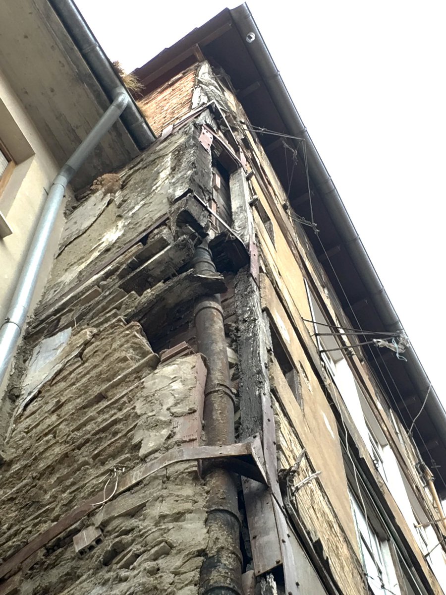 mimarquitectos's tweet photo. Muchos lotes medievales de #vivienda del Casco Histórico de #VitoriaGasteiz necesitan una intervención #urgente de #Rehabilitacion 
En algunos caños de la ciudad medieval se pueden identificar situaciones de abandono y riesgo real. 
@PatrimonioAlava https://t.co/PPgn48qFqO