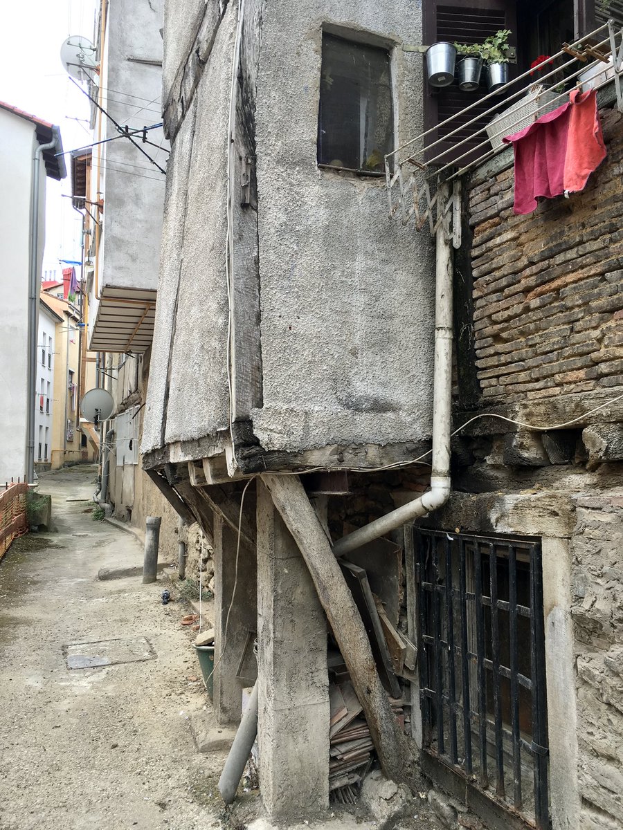 mimarquitectos's tweet photo. Muchos lotes medievales de #vivienda del Casco Histórico de #VitoriaGasteiz necesitan una intervención #urgente de #Rehabilitacion 
En algunos caños de la ciudad medieval se pueden identificar situaciones de abandono y riesgo real. 
@PatrimonioAlava https://t.co/PPgn48qFqO