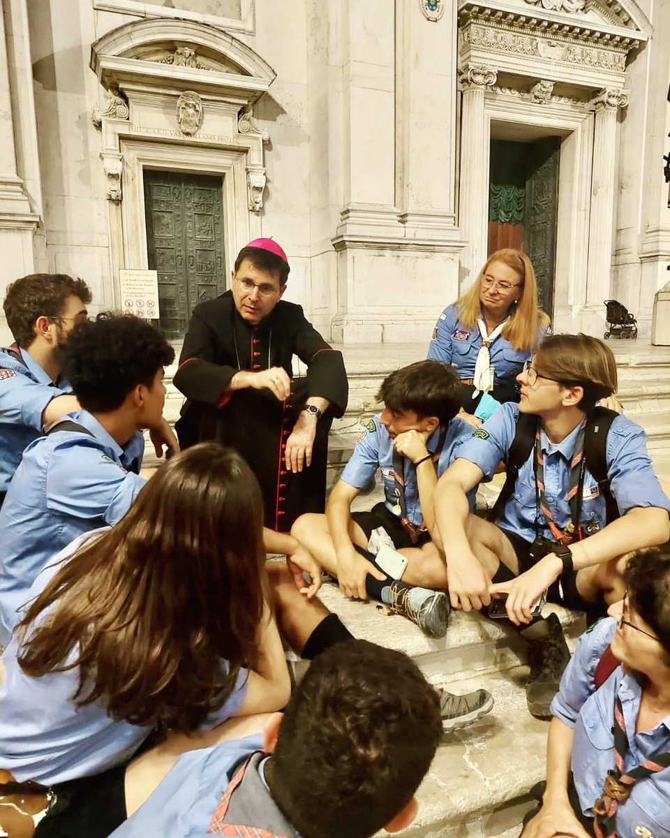 FoulardBianchi's tweet photo. «Siate decisi e determinati nelle vostre scelte future. Non perdete tempo. Abbiate fiducia nel progetto che Dio ha per ciascuno di voi».
Mons. Fabio Dal Cin 

#prontiaservire con i #foulardbianchi #alpassodellultimo #Loreto https://t.co/L3OEdUkfQb