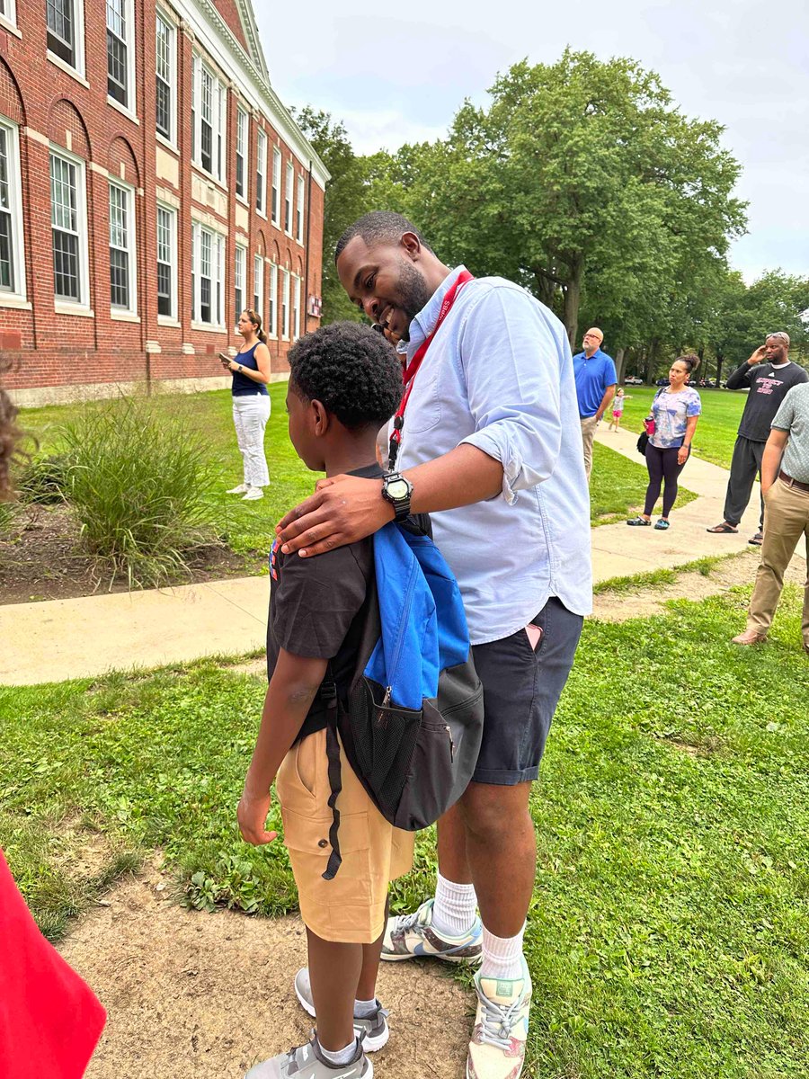 shakerschools's tweet image. Our fifth graders are here!

Lots of staff on site to help them get their footing at Woodbury. We hope you have a great year at your new school!

#shakerfirstday #shakerrising