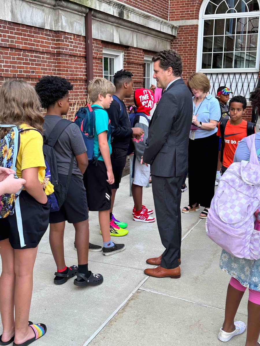 shakerschools's tweet image. Our fifth graders are here!

Lots of staff on site to help them get their footing at Woodbury. We hope you have a great year at your new school!

#shakerfirstday #shakerrising