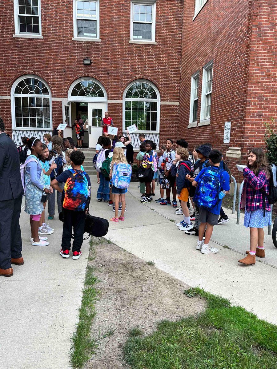 shakerschools's tweet image. Our fifth graders are here!

Lots of staff on site to help them get their footing at Woodbury. We hope you have a great year at your new school!

#shakerfirstday #shakerrising