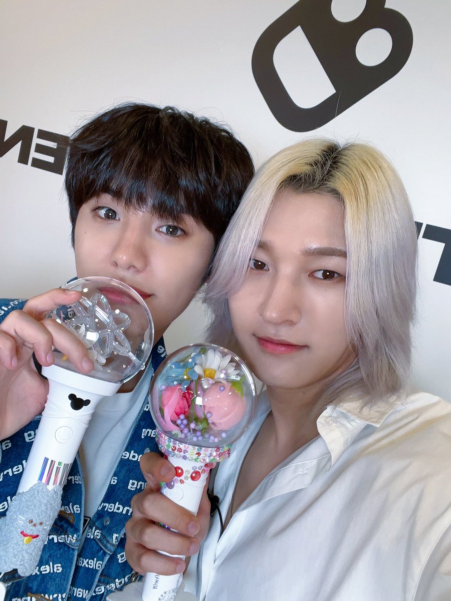 OnlyOneOf_twt's tweet photo. [#Photo/📷]

230823 온리원오브 YouTube Live
 
헐 대박 진짜 온리원오브 응원봉‼️
준밀준밀 예쁘죠~⁉️

#OnlyOneOf #온리원오브
#JunJi #Mill #준지 #밀 https://t.co/K90s0IsIdN