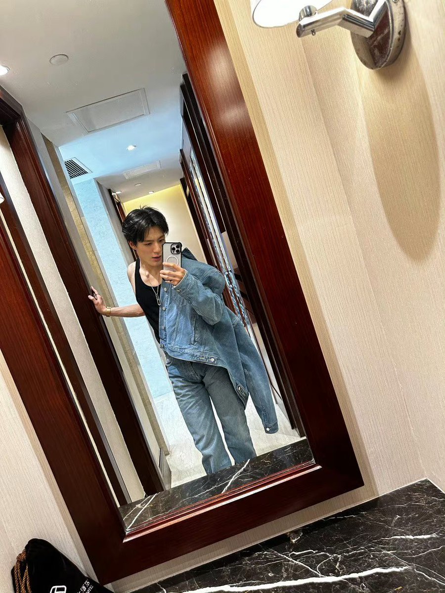 เจโน่มาอัพเวยป๋อ เซ็ตผมเงินเท่มากๆๆๆๆที่ถ่ายเอมวี golden age เลยอะ แล้วมีการแปะรูปหน้ากระจกรูปสุดท้าย กับ tank top สีดำตัวนั้น.. อ้าก ㅜㅜㅜㅜㅜ