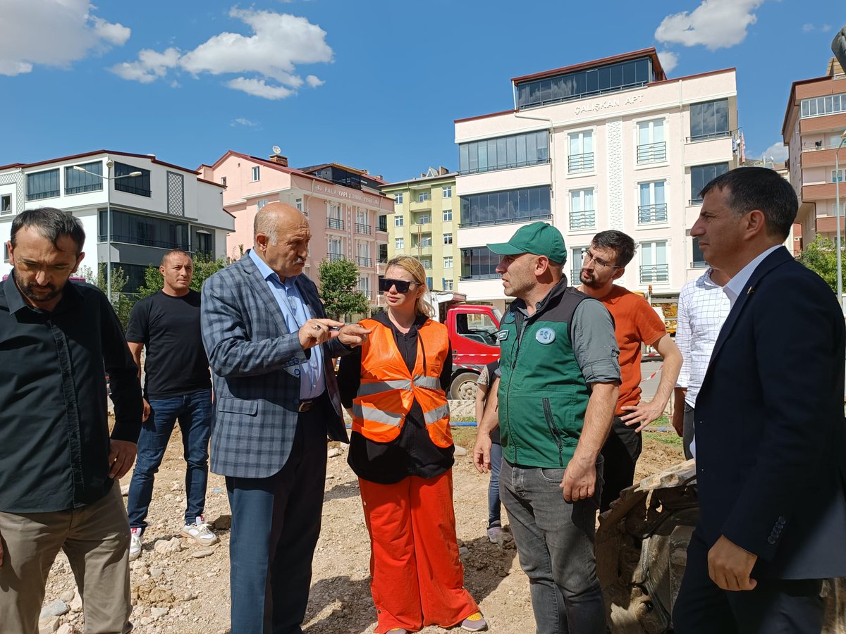 profdrorhanates's tweet photo. Bayburt ilimizin gözbebeği konumunda olan #Çoruh Nehri üzerine yapılacak 2 adet yaya ve 2 adet araç köprüsü için ilk kazmayı vurduk.
DSİ Bayburt Şube Müdürü Muhammer ADANUR ve  İl Başkanı Hacı Ali POLAT ile birlikte şantiye sahasına giderek, yerinde incelemelerde bulunduk. https://t.co/6g5aOVeztb