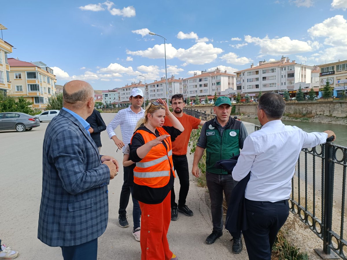profdrorhanates's tweet photo. Bayburt ilimizin gözbebeği konumunda olan #Çoruh Nehri üzerine yapılacak 2 adet yaya ve 2 adet araç köprüsü için ilk kazmayı vurduk.
DSİ Bayburt Şube Müdürü Muhammer ADANUR ve  İl Başkanı Hacı Ali POLAT ile birlikte şantiye sahasına giderek, yerinde incelemelerde bulunduk. https://t.co/6g5aOVeztb