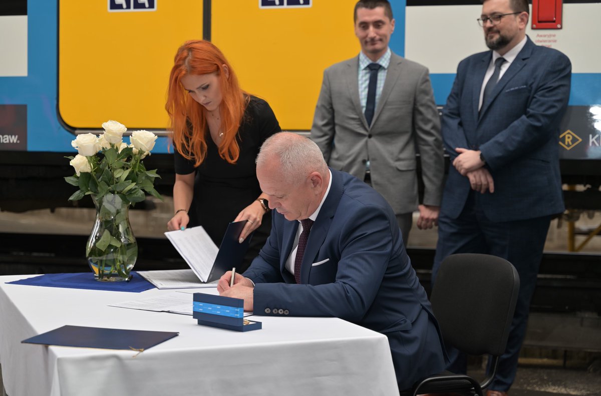 RzecznikNEWAG's tweet photo. Podpisaliśmy umowę z Kolejami Śląskimi Sp. z o. o. na dostawę 3 nowoczesnych pojazdów trakcyjnych Impuls 2. Pierwsze z Impulsów 2 pojawią się na torach już w 2025 roku. Umowa obejmuje także opcję zakupu kolejnych dwóch pojazdów.
🚄✨
#Newag #Impuls2 #NowePojazdyKolejowe https://t.co/DEU6M2gFfK
