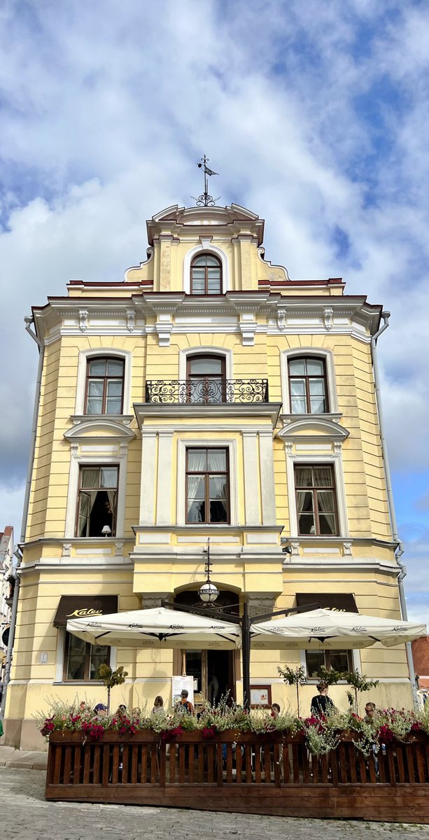 JoakimInnila's tweet photo. En riktig #kohvik-klassiker. #Fikamys i #Maiasmokk. Todellinen kahvilaklassikko, kaffetunnelmaa Maiasmokkissa.
#loma #semester #visittallinn https://t.co/OQYccaHcnT