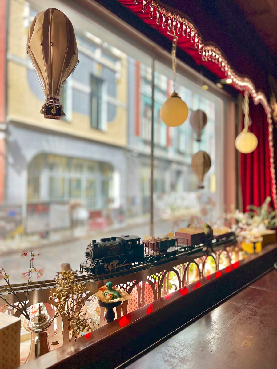 JoakimInnila's tweet photo. En riktig #kohvik-klassiker. #Fikamys i #Maiasmokk. Todellinen kahvilaklassikko, kaffetunnelmaa Maiasmokkissa.
#loma #semester #visittallinn https://t.co/OQYccaHcnT