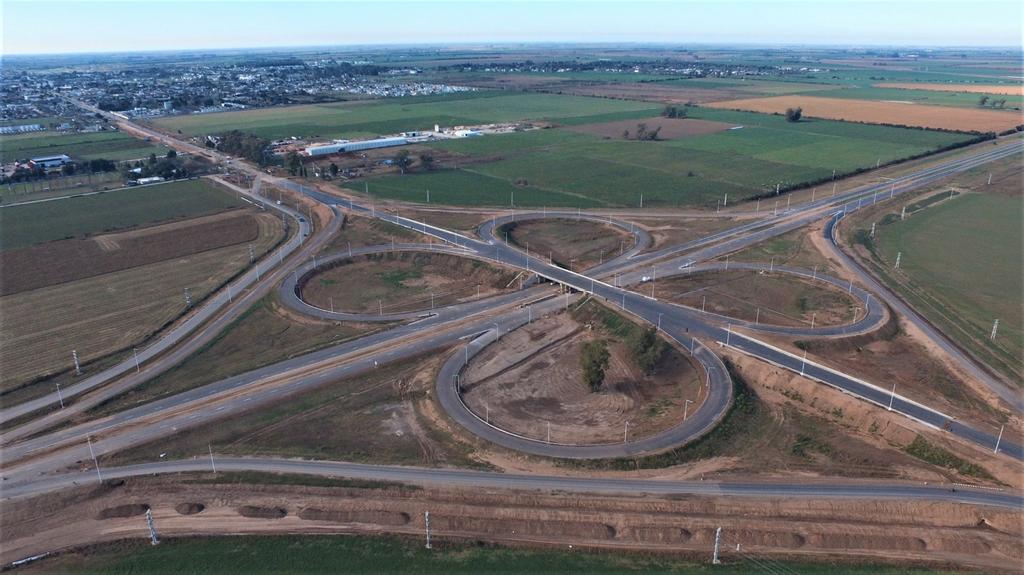 RedSegVial's tweet photo. ⚠️ Atención. Hoy 15 hs en #Rafaela.
 Debido al acto de inauguración de la Autopista 34 se llevará a cabo una restricción de la circulación en el intercambiador de la Variante Oeste de Rafaela y #RP70.
👉Se recomienda circular con precaución y respetar indicaciones del personal. https://t.co/5M2kRnwChE