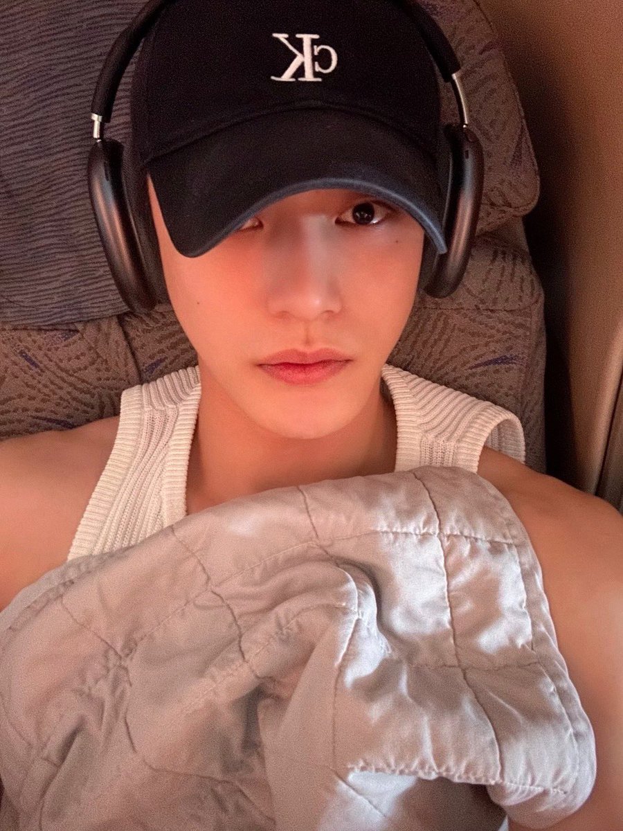 jwi2i4's tweet photo. 갈때랑 올때 보고용 비행기 사진 좋다.. https://t.co/kqXb2T2HeG