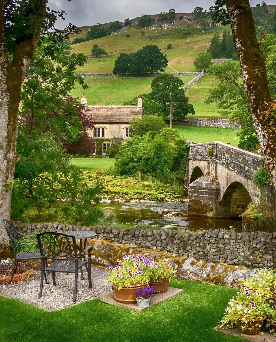 Good afternoon from Arncliffe, Yorkshire Dales 

📸 Bob Radlinski