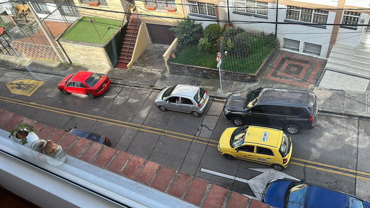 jeuruena's tweet photo. @TransitoBta esto sucede todo el tiempo en nuestro barrio por culpa del Hospital Militar. Esto es un barrio residencial. La gente que llega al hospital militar no respeta las normas de tránsito @FuerzasMilCol @PoliciaColombia https://t.co/uV5w2ezCGJ