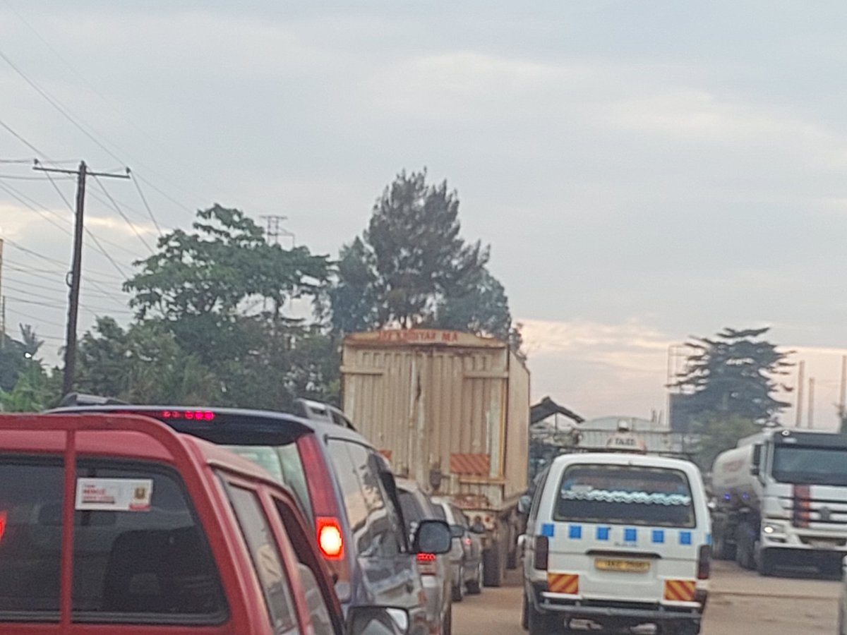 KiberuJimmy's tweet photo. Experienced morning traffic on Uganda's most important single laned international trade road #JinjaRoad .It took 2.30 hrs to Mukono. Ironically (frame 3)every 10 mins @GovUganda VIPs in security whizzed past with lead cars. You can't build a competitive economy that favours a few https://t.co/EbCoHiEoul