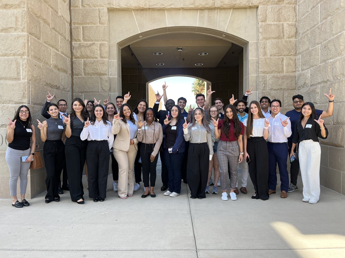 TTHealthElPaso's tweet photo. #HappyWednesday from the newest Francis Graduate School of Biomedical Sciences students! π¬π§ͺπ¦ Welcome to #TTUHSCElPaso! πππ
#TTogetherForElPaso #ttuhscEPproud #GSBS #HumpDay #NewSchoolYear #ElPaso #Texas #ElPasoTexas #eptx #TTUHSCEP https://t.co/A7diXwHU4w
