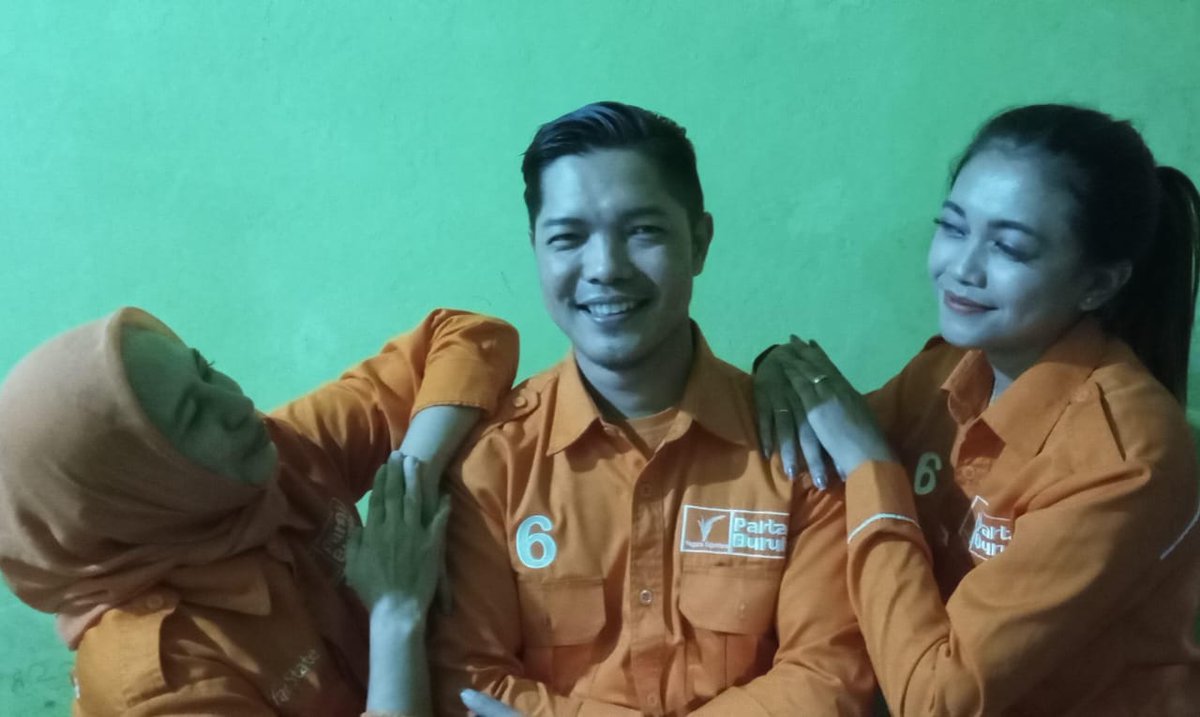 OctavianiSurya3's tweet photo. SERSAN...... serius tapi santai

Mak2 itu bebas mengekpresikan selama masih dalam batas kesantunan https://t.co/IuBXRVxP2T