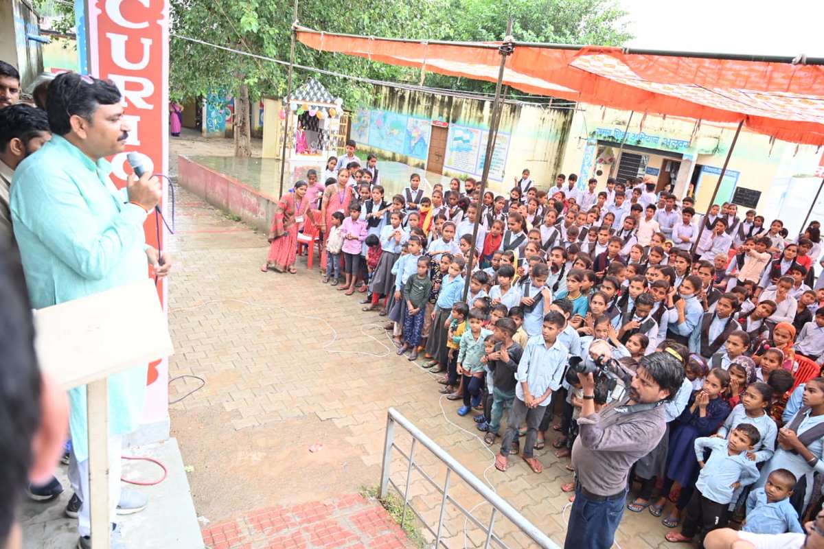 TikaRamJullyINC's tweet photo. आज अलवर ग्रामीण विधानसभा क्षेत्र के गांव लीली के राजकीय उच्च माध्यमिक विद्यालय में समसा की ओर से नवनिर्मित 4 कक्षा कक्षों का उद्घाटन किया साथ ही बच्चो को शिक्षा के महत्त्व के बारे में समझाया | https://t.co/3wiBJoibhI