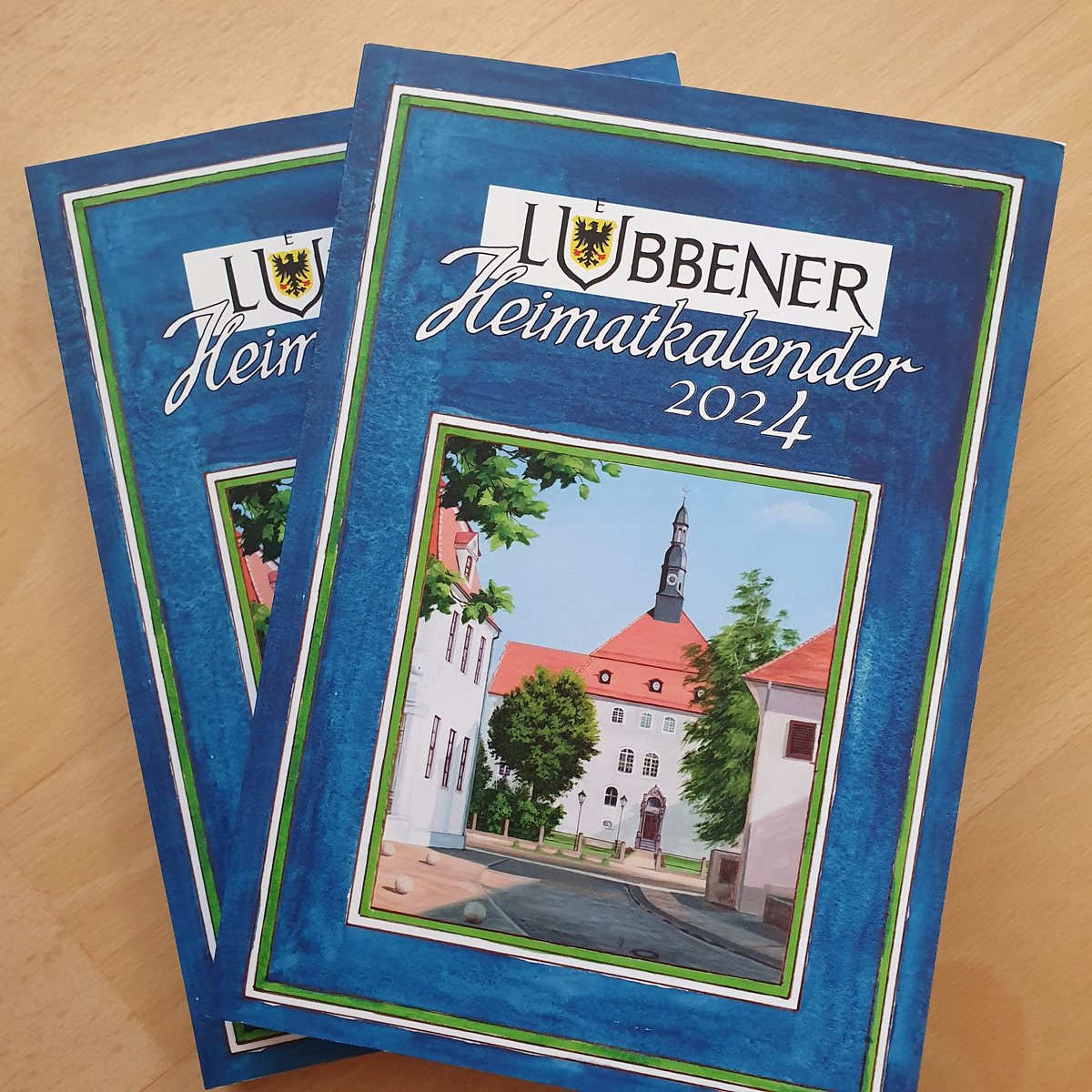 Endlich ist das erste Büchlein da. Auf den Seiten 35 bis 38 des aktuellen #Lübben|er #Heimatkalender|s (2024) stelle ich eine kleine Geschichte rund um einen widerrechtlich gefällten Bienenbaum vor und was uns diese über die #Zeidlerei im #Spreewald der Frühen Neuzeut verrät.