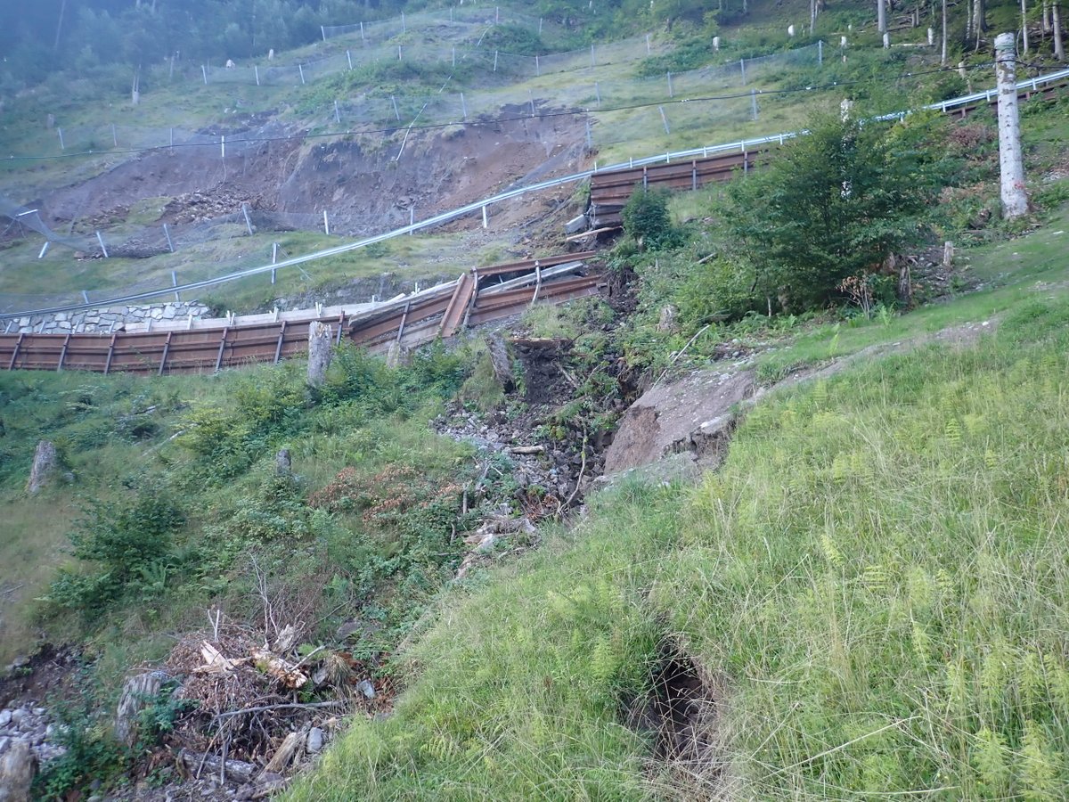 🌄 Hoffnung kehrt zurück 🌄 Begrenzter Zugang für Evakuierte im Wagenrunse-Gebiet! Hangrutsch verlangsamt sich, aber Vorsicht bei Regen. #GemeinsamStark #Rutschgefahr #Zusammenhalten