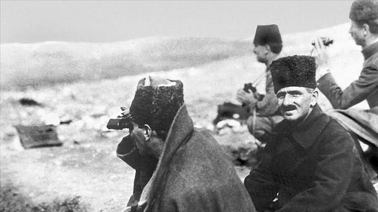 “Biz büyük bir milletiz.
Büyük milletlerin de hayatı, büyük denizlere benzer.
Medleri ve cezirleri vardır.
Türk’ün meddi Sakarya’dan başladı. Meddi bitti, cezri başladı.
Cezri 1922 Sakarya’ya kadardı.
Cezri bitti, meddi başladı.”

— Dündar Taşer