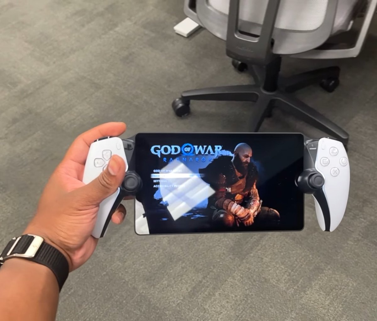 Streetmarvel1's tweet photo. Playstation portal handheld first look.
Launches later this year for $199. 
#ps5 #PlayStation #xbox #gaming https://t.co/jb8bYQYkKe