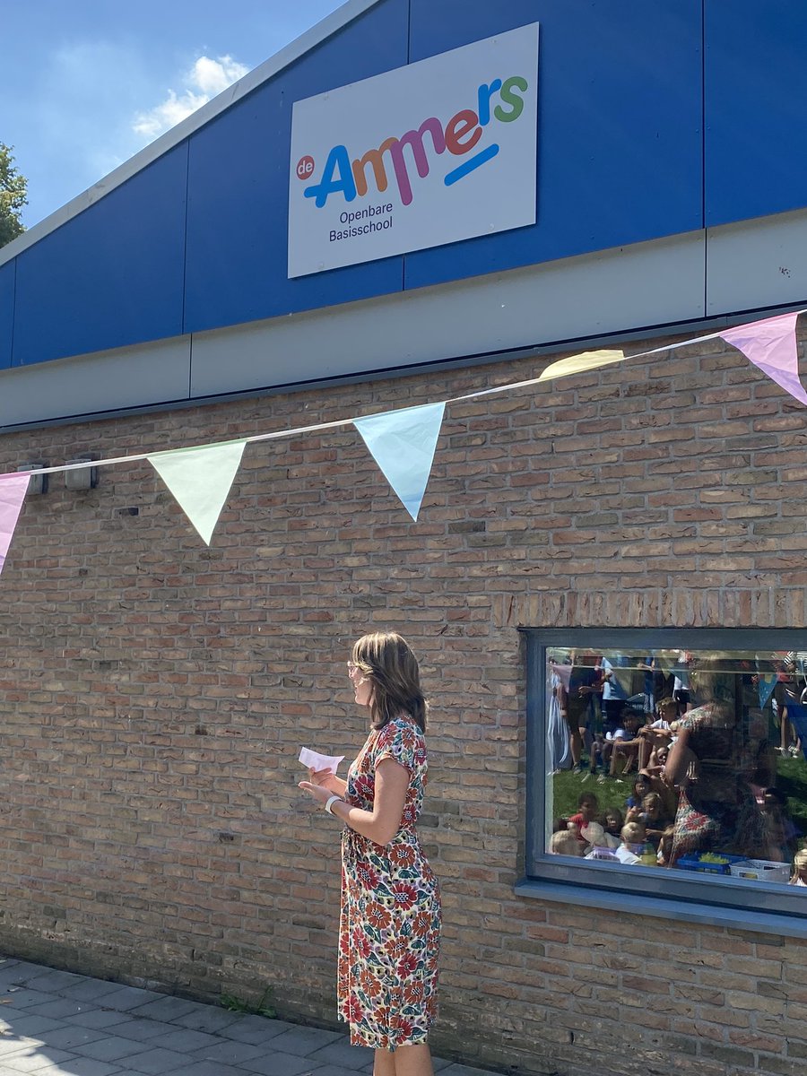 vatpiet's tweet photo. Vanmiddag is bij OBS De Ammers het nieuwe logo onthuld. Leuk om dit samen met de jongste en oudste leerling te doen! Mooie uitleg over het logo door clusterdirecteur. #OBS #DeAmmers #kleurrijk #veelzijdig Het logo zegt wie je bent en waar je voor staat! Gaaf!! 💪 https://t.co/pATcbwzaHj