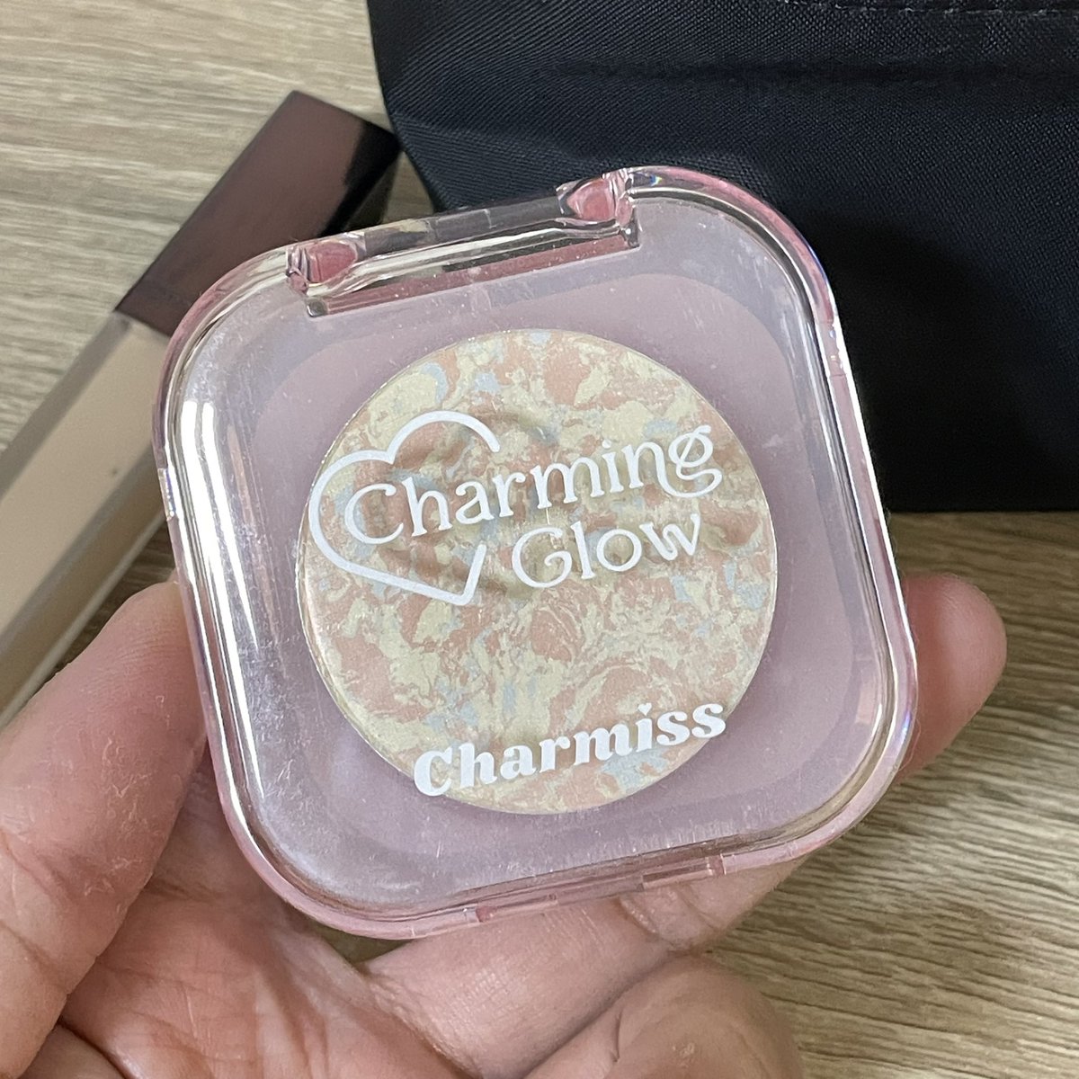 jjdoesitwork's tweet photo. แป้ง Charmiss นี่คือ dupe แป้ง hourglass เว่อ ผิวสวยละมุนไม่สนลูกใคร เอามาปัดปิดจบคือผิวมันดูเบลอๆ เหมือนใส่ฟิลเตอร์เลยอ่ะ มีความเงานิดๆ แต่ไม่ดูเหมือนปัดไฮไลท์นะ มันแค่ดูใสๆ แบบมันด���ธรรมชาติมากกกกก ผ่านวันไปหน้าไม่ดูเหนื่อยด้วย ใช้ลงเฉพาะจุดเป็นไฮไล์แบบซอฟต์ ๆ ก็ได้ ไม่โป๊ะ https://t.co/lAIffXF3pT