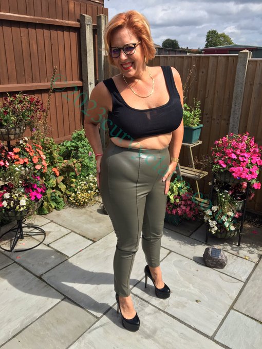 Shiny and tight #leather #heels https://t.co/KcW4ZRzXjC<a href="/tag/leather"class="tags">#leather</a><a href="/tag/heels"class="tags">#heels</a>