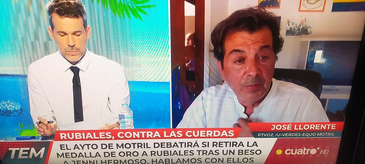 Acaba de pasar por detrás de la puerta del entrevistado una mujer en pelotillas??🤭 #TodoEsMentira23A