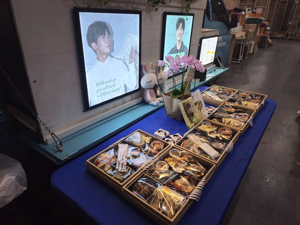 hyungsik_angels's tweet photo. SIKcrets!❤️
We are delighted to share that we have successfully sent our food truck support to #ParkHyungsik and #DoctorSlump team! ✨

#박형식 #닥터슬럼프 https://t.co/kKX0oHv00D