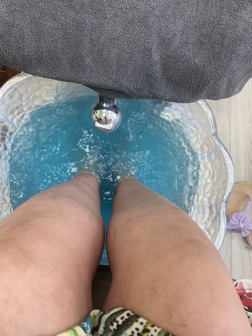 Nails done, now time for my pedicure! Get on my only fans for the finished feet pics 🦶 https://t.co/<a href="/tag/tights"class="tags"><span>#tights</span></a>
