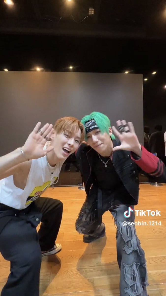 foreveryoungskz's tweet photo. out of 6 artists doing #lovewavechallenge with seobin, 3 are related to Jyp. li zihao of boy story under Jyp, ha yul is a former trainee of Jyp and Ye eun under Npio #yoonseobin #윤서빈 #LoveIsLikeAWave #Love_is_like_a_wave #AlwayswithSeobin https://t.co/48xtezetQR