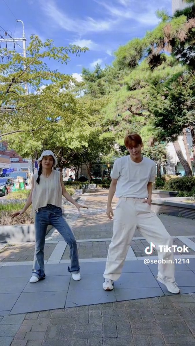 foreveryoungskz's tweet photo. out of 6 artists doing #lovewavechallenge with seobin, 3 are related to Jyp. li zihao of boy story under Jyp, ha yul is a former trainee of Jyp and Ye eun under Npio #yoonseobin #윤서빈 #LoveIsLikeAWave #Love_is_like_a_wave #AlwayswithSeobin https://t.co/48xtezetQR