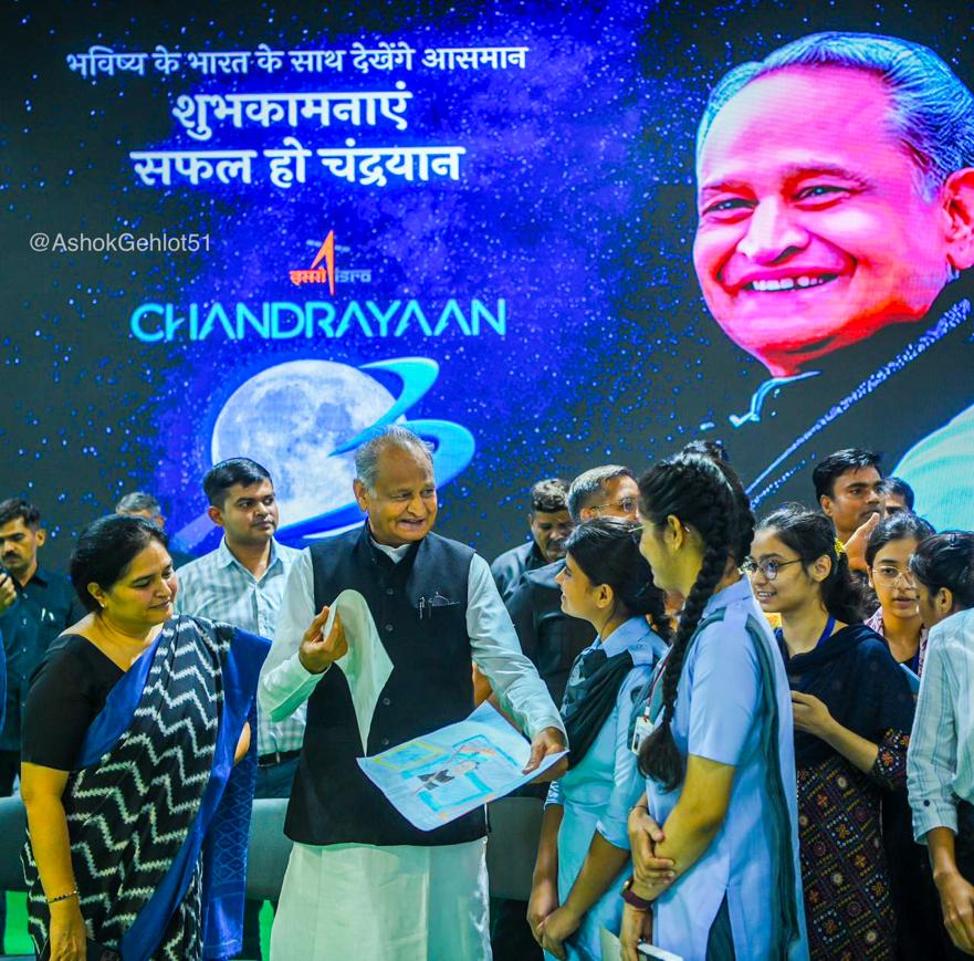 ashokgehlot51's tweet photo. जय 'इसरो' का अनुसंधान
जय विज्ञान, जय हिंदुस्तान !

पहली बार किसी अंतरिक्ष यान के चांद के  दुरूह दक्षिणी ध्रुव पर उतरने के पल-पल के रोमांच व खुशी को जयपुर के विभिन्न विद्यालयों के बच्चों व शिक्षकों के साथ बहुत करीब से महसूस किया।

आज सम्पूर्ण राष्ट्र इतिहास के इस पल का साक्षी बनकर गौरवान्वित है।

धरती से मंगल और चांद तक का सफर करने वाली इसरो टीम की मेधा, परिश्रम व निष्ठा को सलाम।

#Chandrayaan3