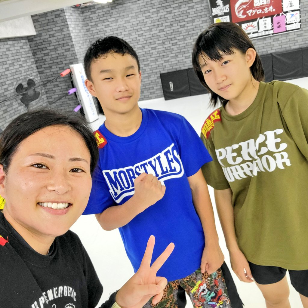 nobucomjp's tweet photo. 瑠亜那ちゃんがプロ修斗のセコンドのお礼にとわざわざお菓子を持ってきてくれました！
ありがとーーーー🥺🥺✨
今日もしっかり練習しました🤼‍♀️
共に強くなろう✊🏻 🔥
#TORAO30 #TORAOCOLORS⁡⁡⁡
#shooto0820 #peace_and_mosh #mobstyles⁡⁡⁡⁡
#プロ修斗 #修斗 #TKエスペランサ⁡
#総合格闘技 #MMA https://t.co/WRXxEfMmBk