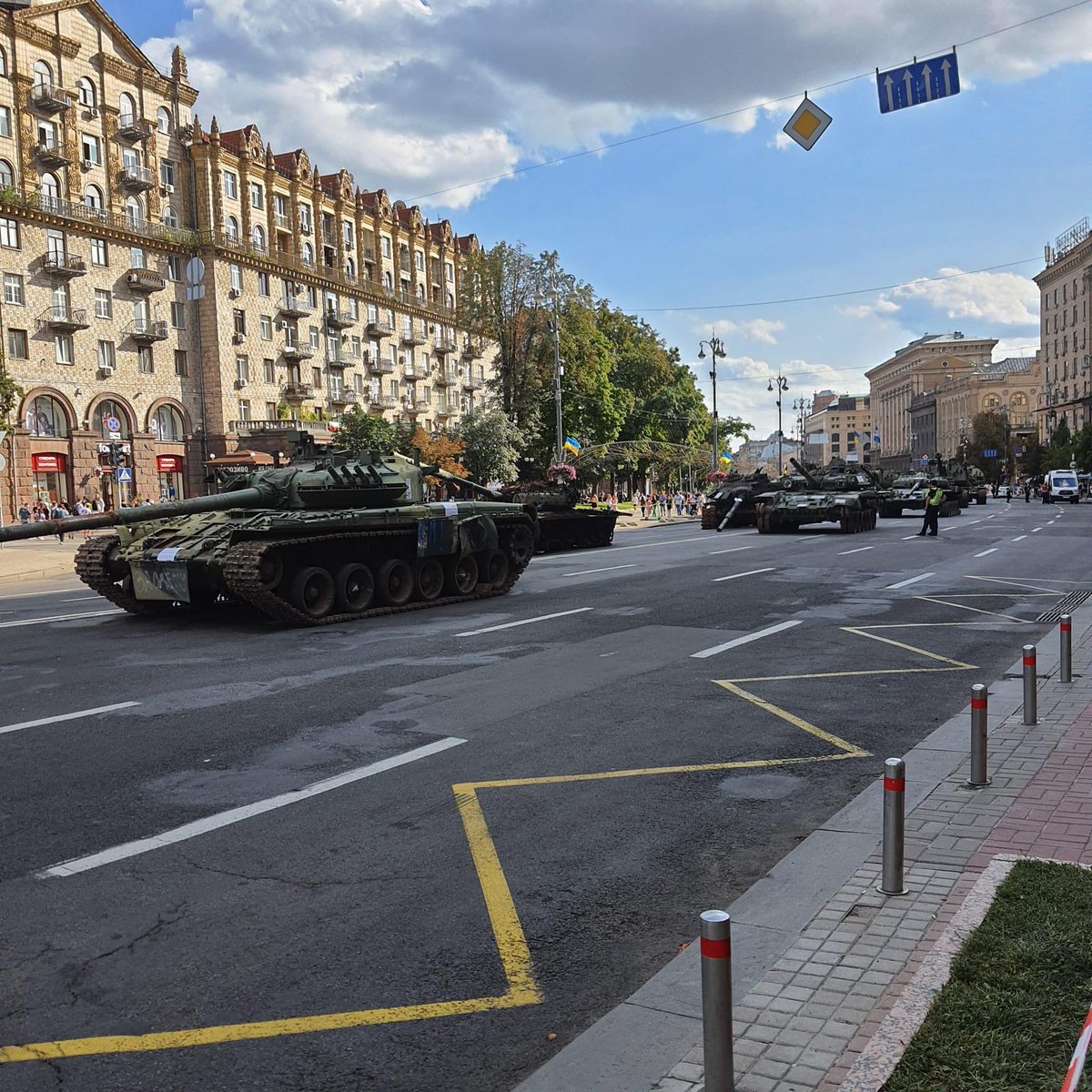 Парад російських танків на Хрещатику. Як Путін і планував 😂