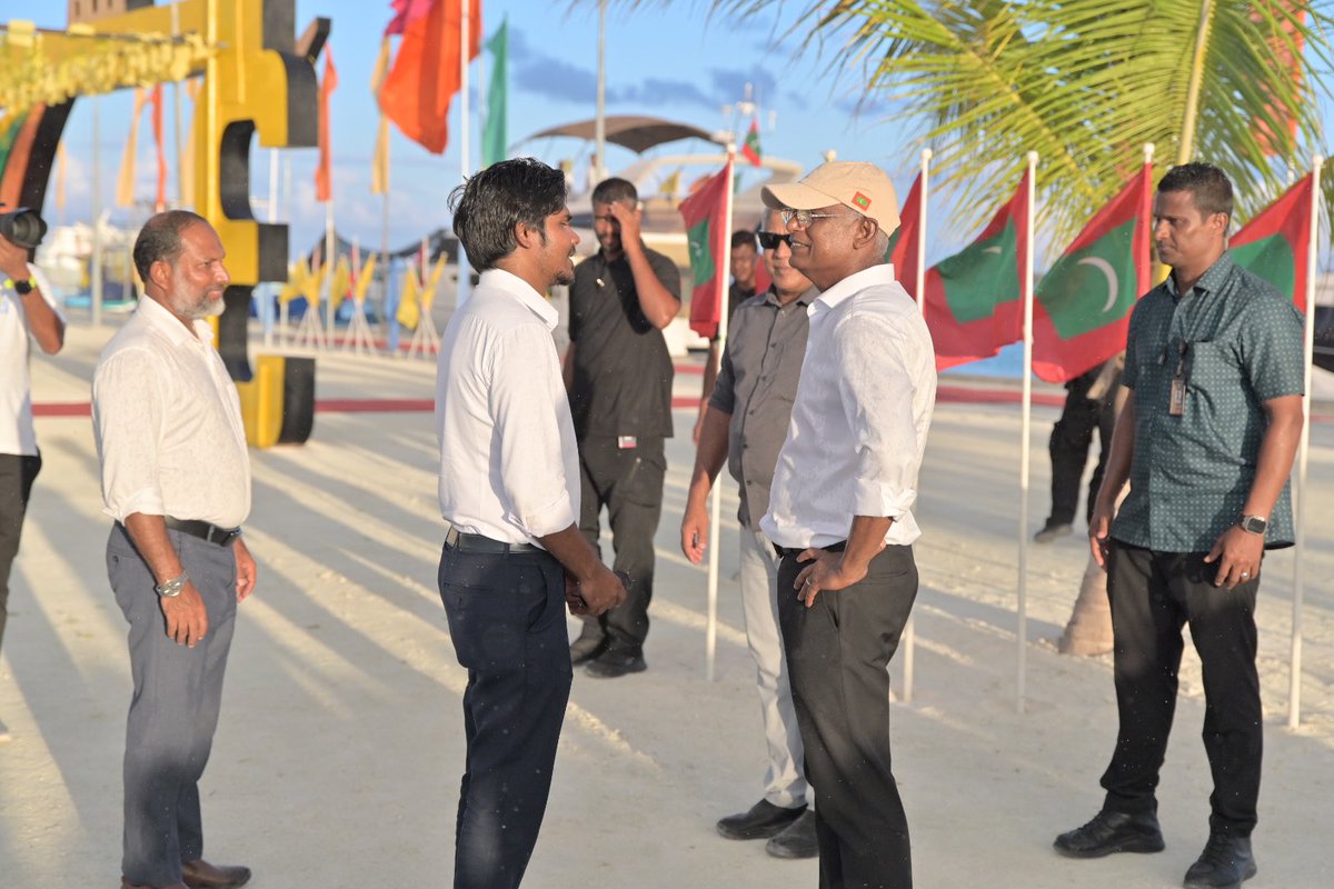 ރައީސުލްޖުމްހޫރިއްޔާ، ރ. މަޑުއްވަރީ ބަނދަރު ތަރައްޤިކުރުމުގެ މަޝްރޫޢުގެ ނިމުން ފާހަގަކޮށްދެއްވައިފި. މި މަޝްރޫޢުގެ ދަށުން ކޮށްފައިވާ މަސައްކަތްތަކުގެ ތެރޭގައި ބަނދަރާއި ނެރު ފުންކުރުމާއި، 582 މީޓަރުގެ އެއްގަމުތޮށި ލުމާއި، 135 މިޓަރުގެ ރިވެޓްމަންޓް ޖެހުން ހިމެނޭ.