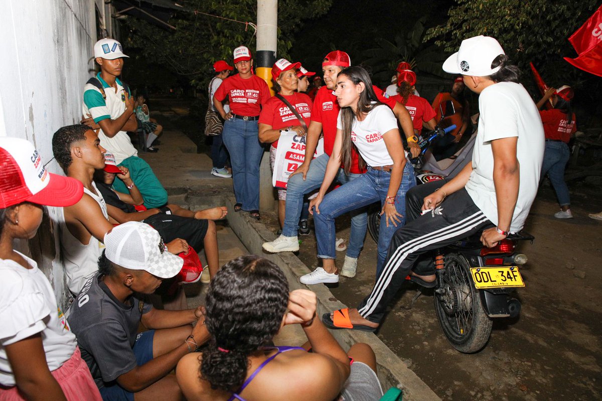 carozapataruiz's tweet photo. En Cantaclaro #Montería se siente uno en casa por la amabilidad y el cariño que se recibe de la gente. Gracias por una noche espectacular en el puerta a puerta que hicimos con el candidato al Concejo por el Partido Liberal, Janier Tirado Solera (L2) @Janierts25 
Sigue 🧵 https://t.co/RLqaI31oRp