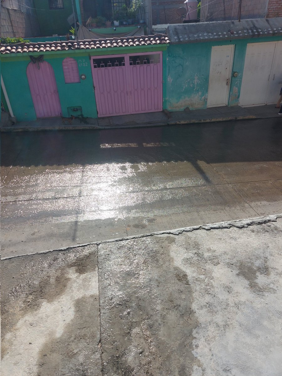 DvalenciaRam's tweet photo. @TuxtlaSMAPA Por favor atiendan la fuga qué hay en la col. Paulino Aguilar, tiene meses que cada que envían agua se hace un río en la calle https://t.co/Pif1UaeP1X