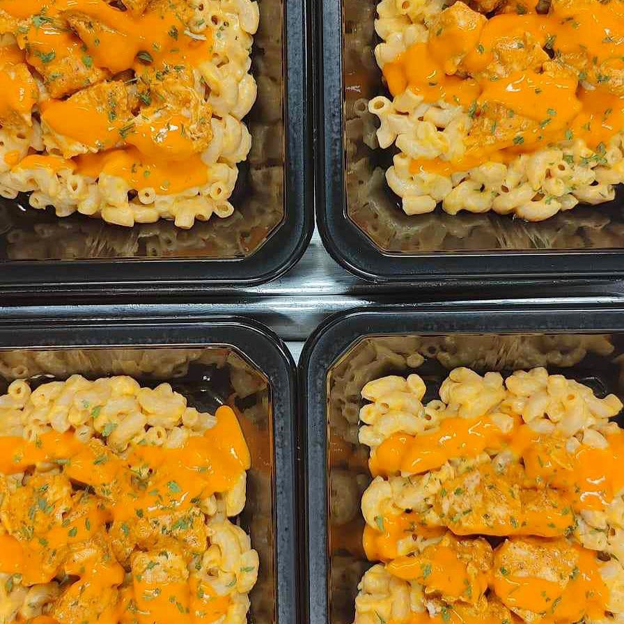 BalancedChefLLC's tweet image. Look what’s back! 👀 Buffalo Mac and Cheese BUT we are bringing back the original recipe - whole grain pasta and Balanced Chef’s original buffalo sauce! 💥