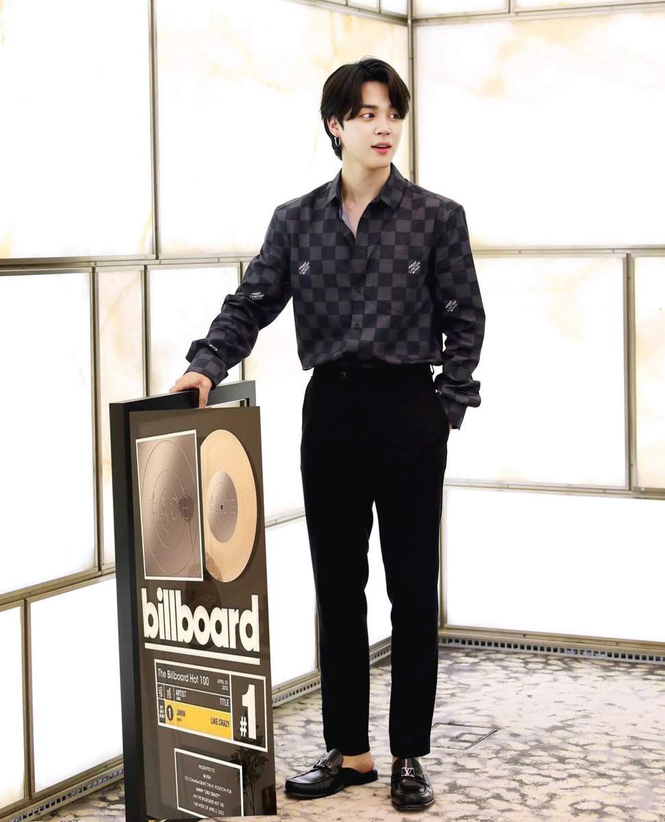 aritj1m3's tweet photo. — HAGAMOS TENDENCIA POR EL REY, POR EL PRIMER SOLISTA COREANO EN ALCANZAR EL NO.1 DEL HOT100, COMENTA Y DA RT ❤️‍🔥⬇️

CONGRATULATIONS JIMIN 
PROUD OF YOU JIMIN 
#JiminNo1Hot100
#LikeCrazyNo1Hot100 https://t.co/UibGGTcAvE