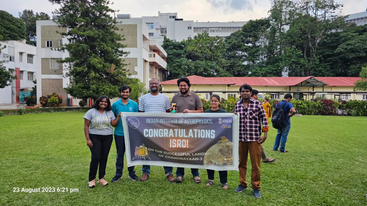 Congratulations <a href="/ISRO/">ISRO</a>!

Everyone wanted a pic with the banner 😛

<a href="/dstindia/">Dr Shashank Tiwari</a> <a href="/asipoec/">ASI Public Outreach and Education Committee</a> <a href="/fiddlingstars/">Annapurni Subramaniam</a>