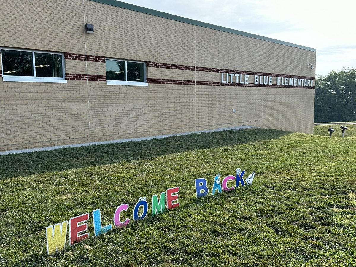 learn_teachJP's tweet photo. @RQSLittleBlue teachers and students are excited to be back!! So many smiles, you cannot help but get excited for the new school year!! Get Ready @RQSLittleBlue it is going to a GREAT YEAR!! @RQSElementaryED @RQSCAO @DrPenK #BackToSchool @RaytownSchools https://t.co/1SLwdFIXOP