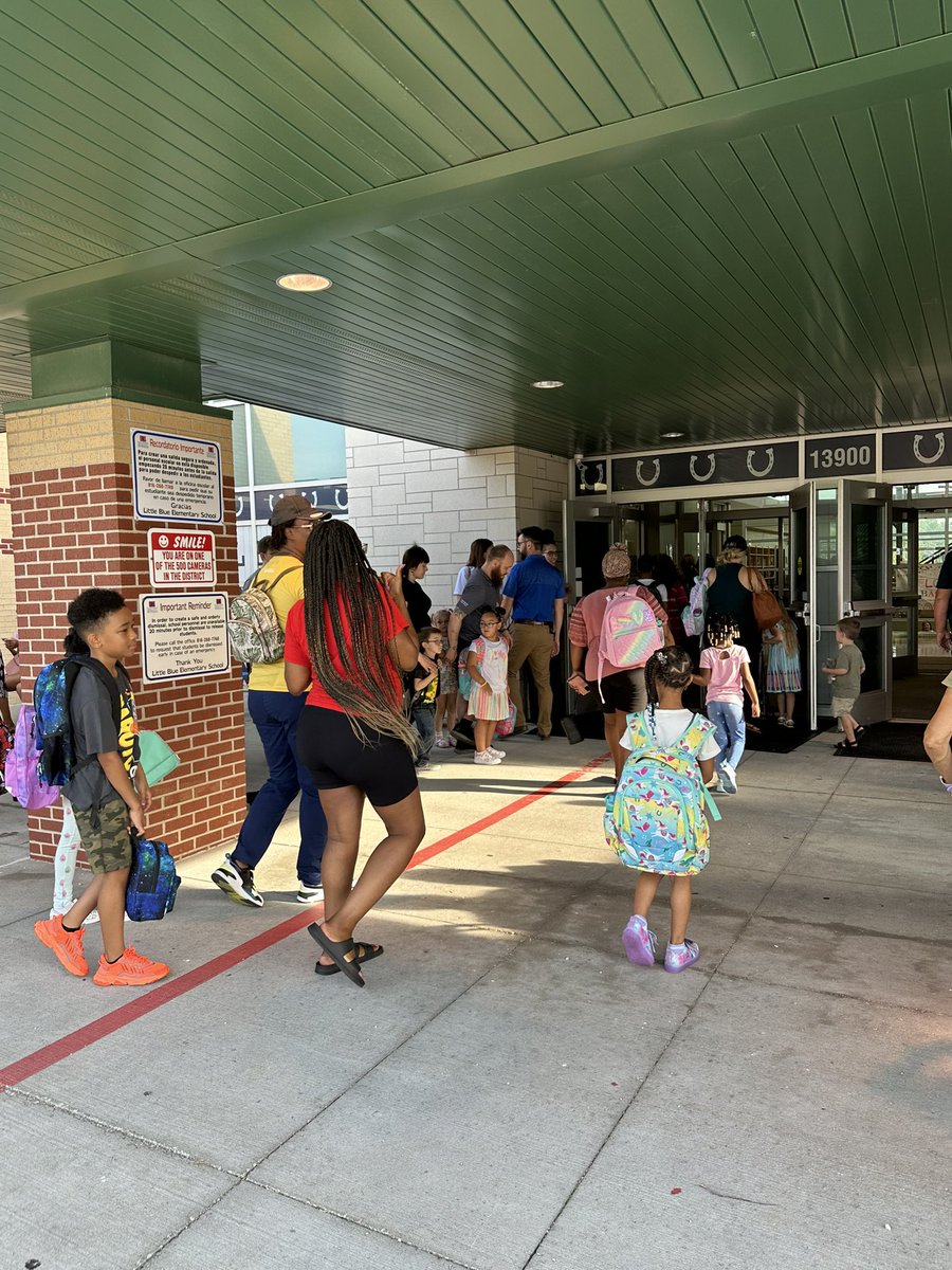 learn_teachJP's tweet photo. @RQSLittleBlue teachers and students are excited to be back!! So many smiles, you cannot help but get excited for the new school year!! Get Ready @RQSLittleBlue it is going to a GREAT YEAR!! @RQSElementaryED @RQSCAO @DrPenK #BackToSchool @RaytownSchools https://t.co/1SLwdFIXOP
