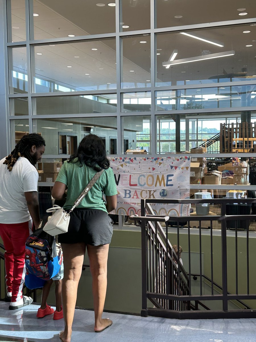learn_teachJP's tweet photo. @RQSLittleBlue teachers and students are excited to be back!! So many smiles, you cannot help but get excited for the new school year!! Get Ready @RQSLittleBlue it is going to a GREAT YEAR!! @RQSElementaryED @RQSCAO @DrPenK #BackToSchool @RaytownSchools https://t.co/1SLwdFIXOP