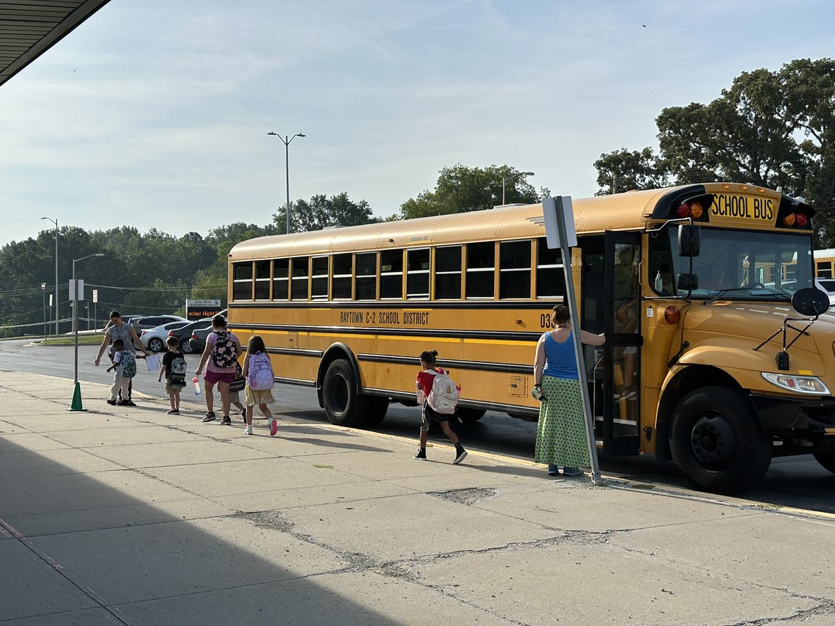learn_teachJP's tweet photo. @RQSLittleBlue teachers and students are excited to be back!! So many smiles, you cannot help but get excited for the new school year!! Get Ready @RQSLittleBlue it is going to a GREAT YEAR!! @RQSElementaryED @RQSCAO @DrPenK #BackToSchool @RaytownSchools https://t.co/1SLwdFIXOP