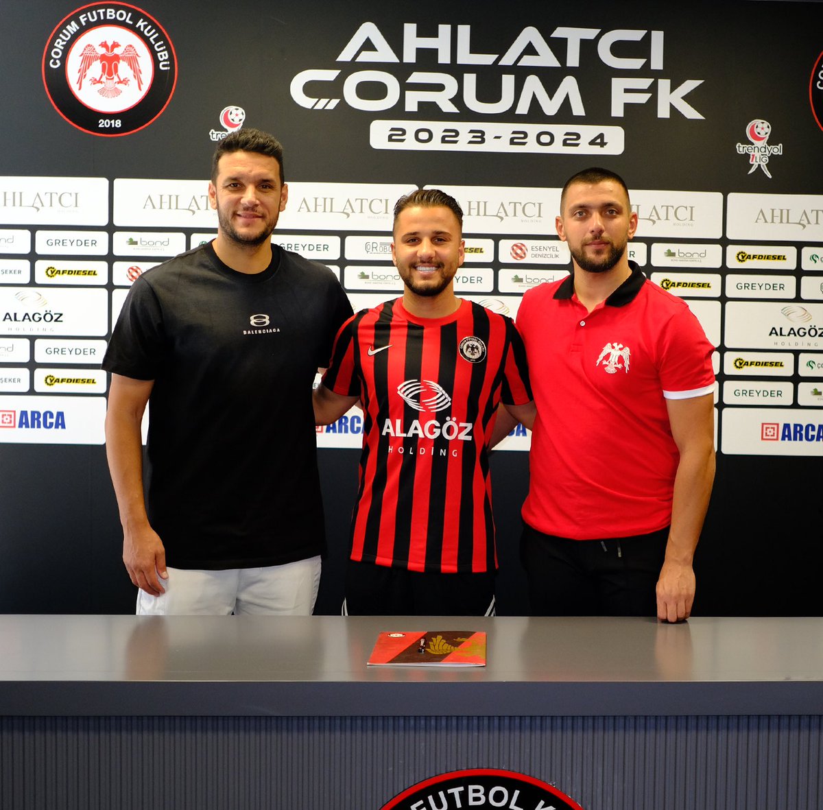 Merhaba <a href="/corumfk/">Arca Çorum FK</a> ben geldim! ❤️🖤

Yeni bir macera, yeni bir meydan okuma için yeni evimde Çorum'dayım.

Süper Lig yolunda bana güvenen tüm Çorum FK Ailesi'ne teşekkür ederim, sonu güzel olsun! 🤲🏼
