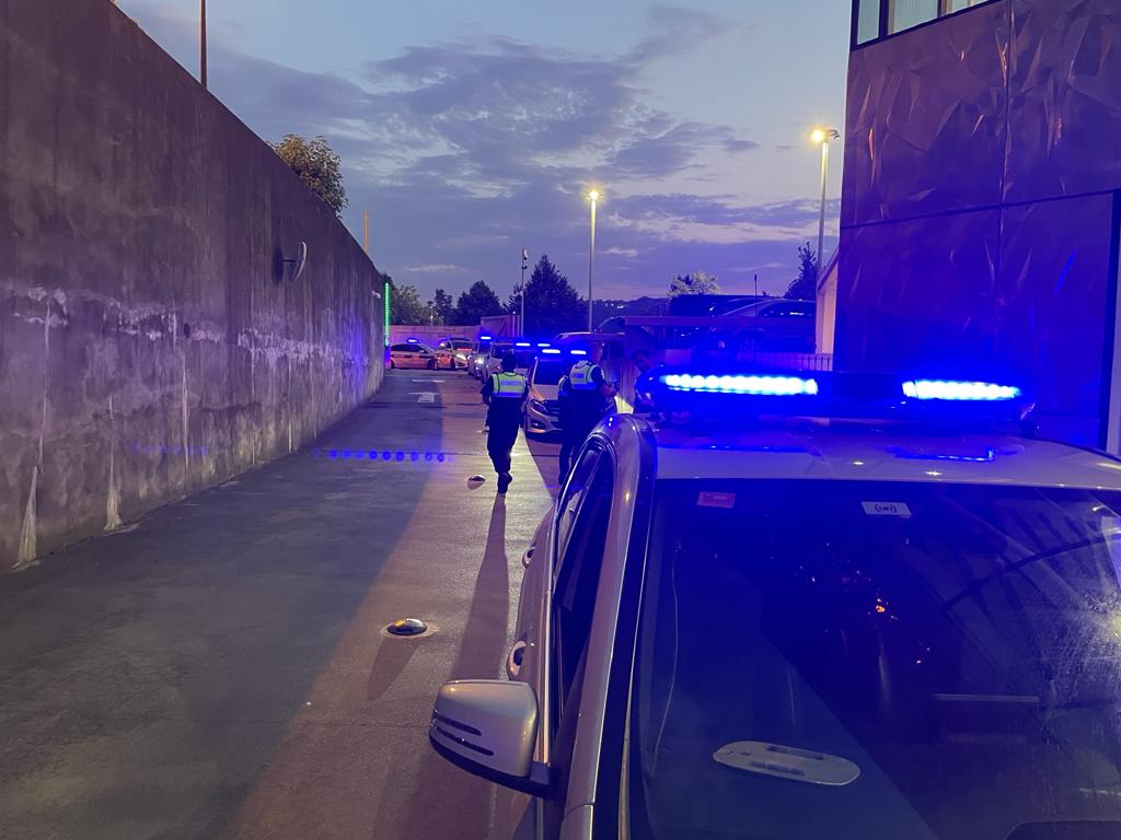 Y no, no es una concentración de coches patrulla, es la cola que hay para poder dejar detenidos en el calabozo una nueva noche de fiestas bilbainas